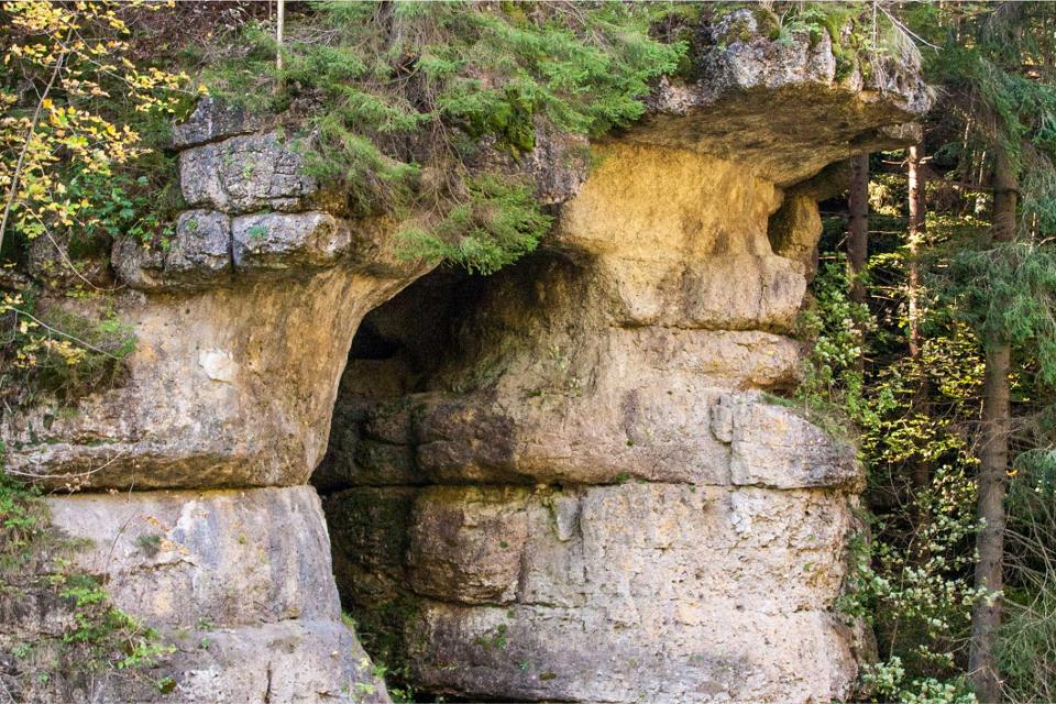 Höhle im oberen Klumpertal