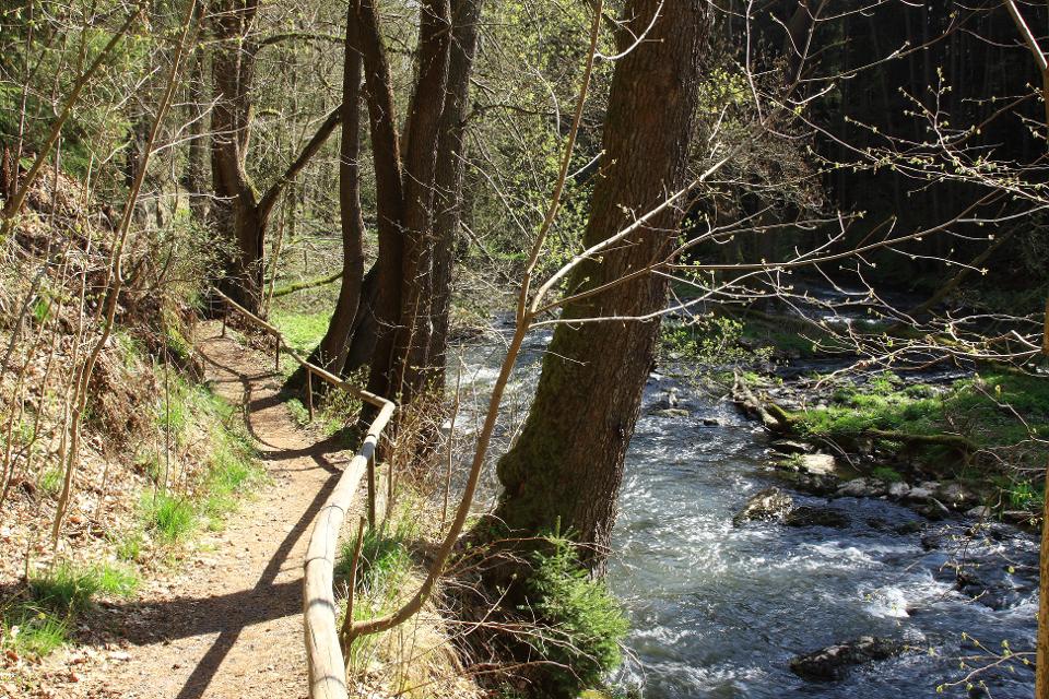 Gesteinigt entlang der Röslau
