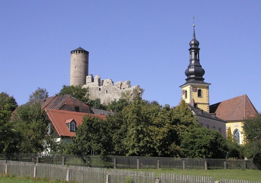 Blick auf die Ruine und die Kirche von Thierstein