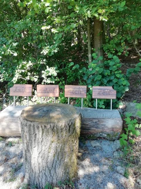 Ruhebank an der Strecke