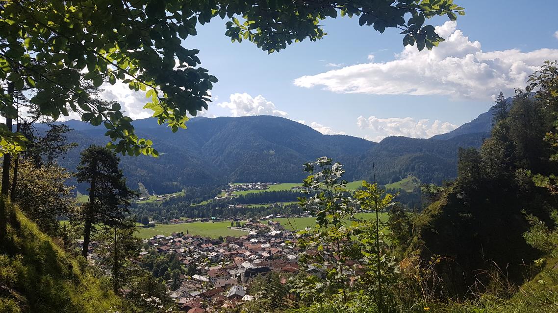 Blick ins Dorf vom Hausbergsteig