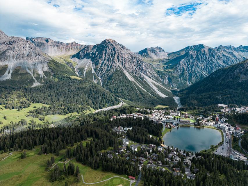 Eingebettet in die malerische Landschaft der Schweizer Alpen ist Arosa der perfekte Ort, um gemeinsam kostbare Zeit zu verbringen