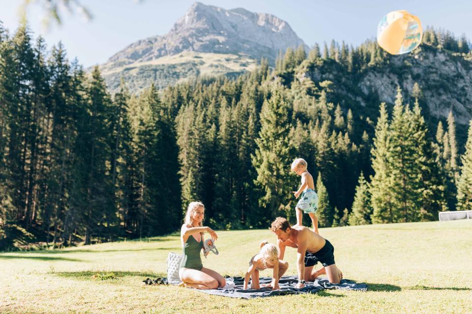 Familien im Waldschwimmbad Lech