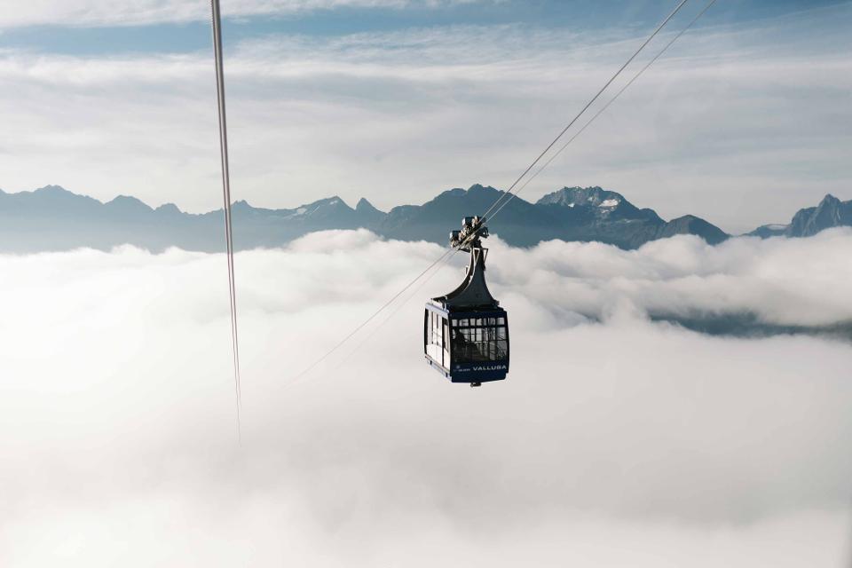 Die Vallugabahn über dem Wolkenmeer