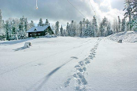 Piste mit Blick zur Skihütte am Sommerberg