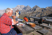 Pause auf der Pfälzerhütte im Fürstentum Liechtenstein Pause auf der Pfälzerhütte im Fürstentum Liechtenstein