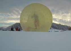 Zorbing: Rumkugeln in einer riesigen Gummikugel