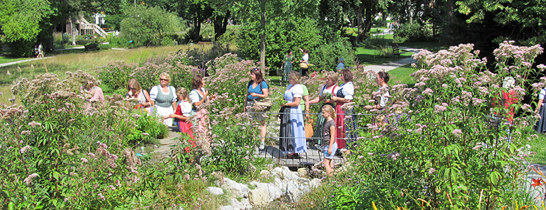 Menschn im Kräuter-Erlebnis-Park in Bad Heilbrunn