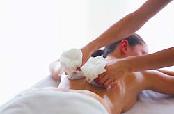 Kraftvolle Thai-Massage Frau bei einer kraftvollen Thai-Massage
