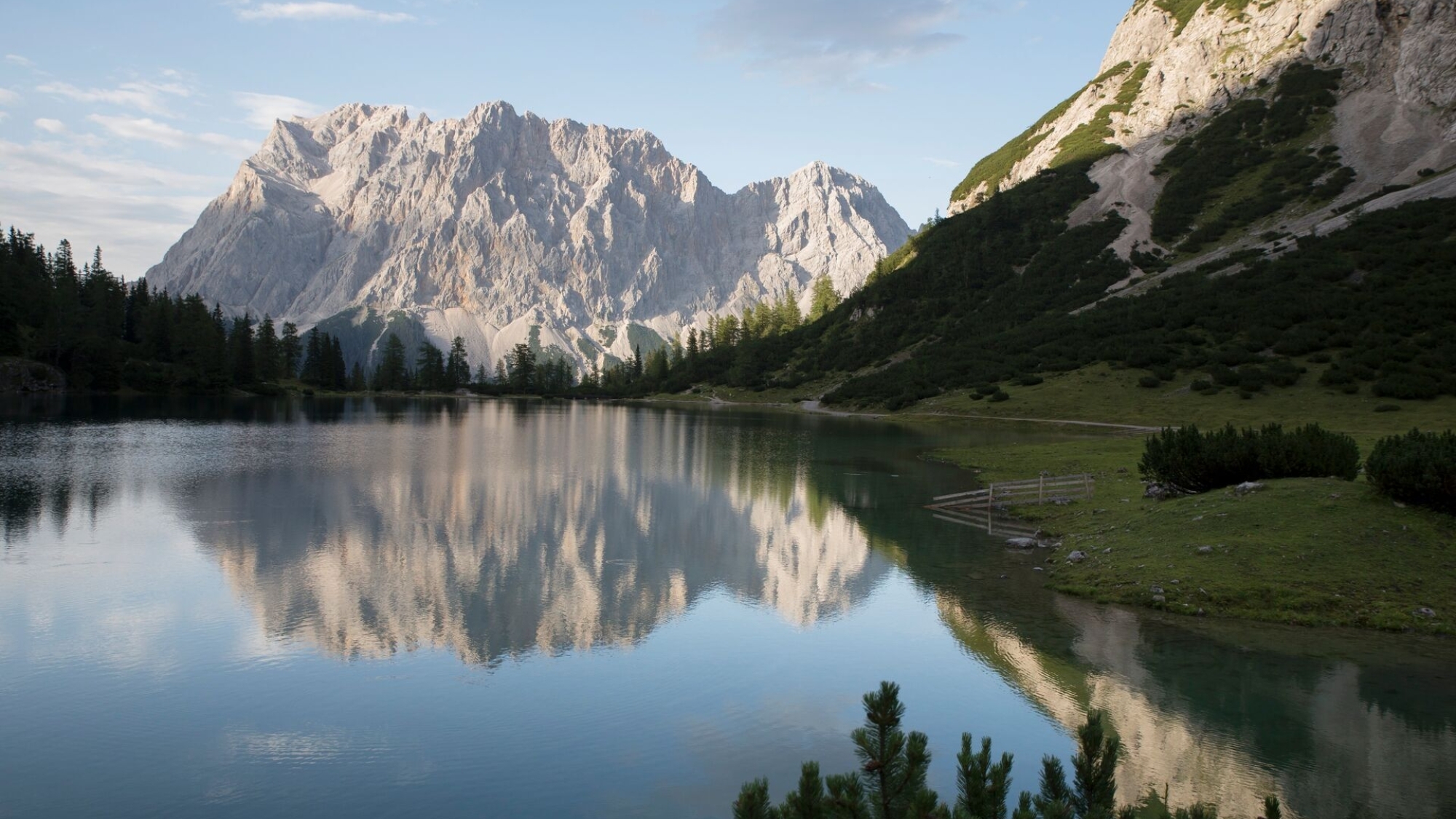 Schroff und massiv erhebt sich die Zugspitze und macht deutlich, dass man sie nicht unterschätzen sollte.