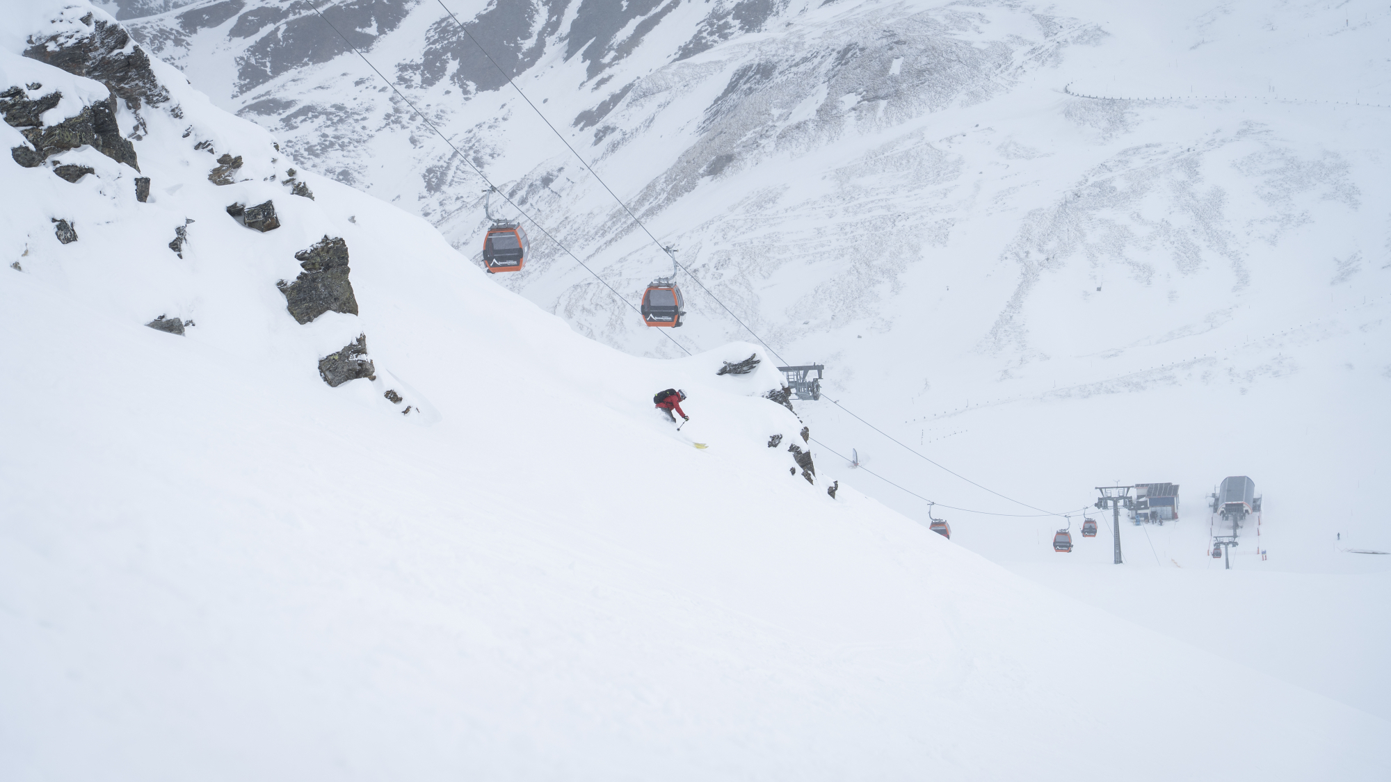 Freerider fährt unterhalb der Gondel durch Tiefschnee beim World Ski Test 2025/26