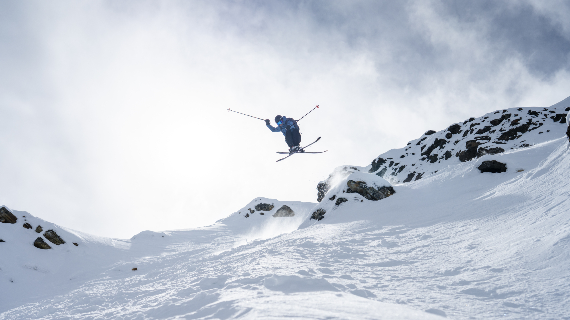 Freerider droppt über Felsen beim World Ski Test 2025/26 