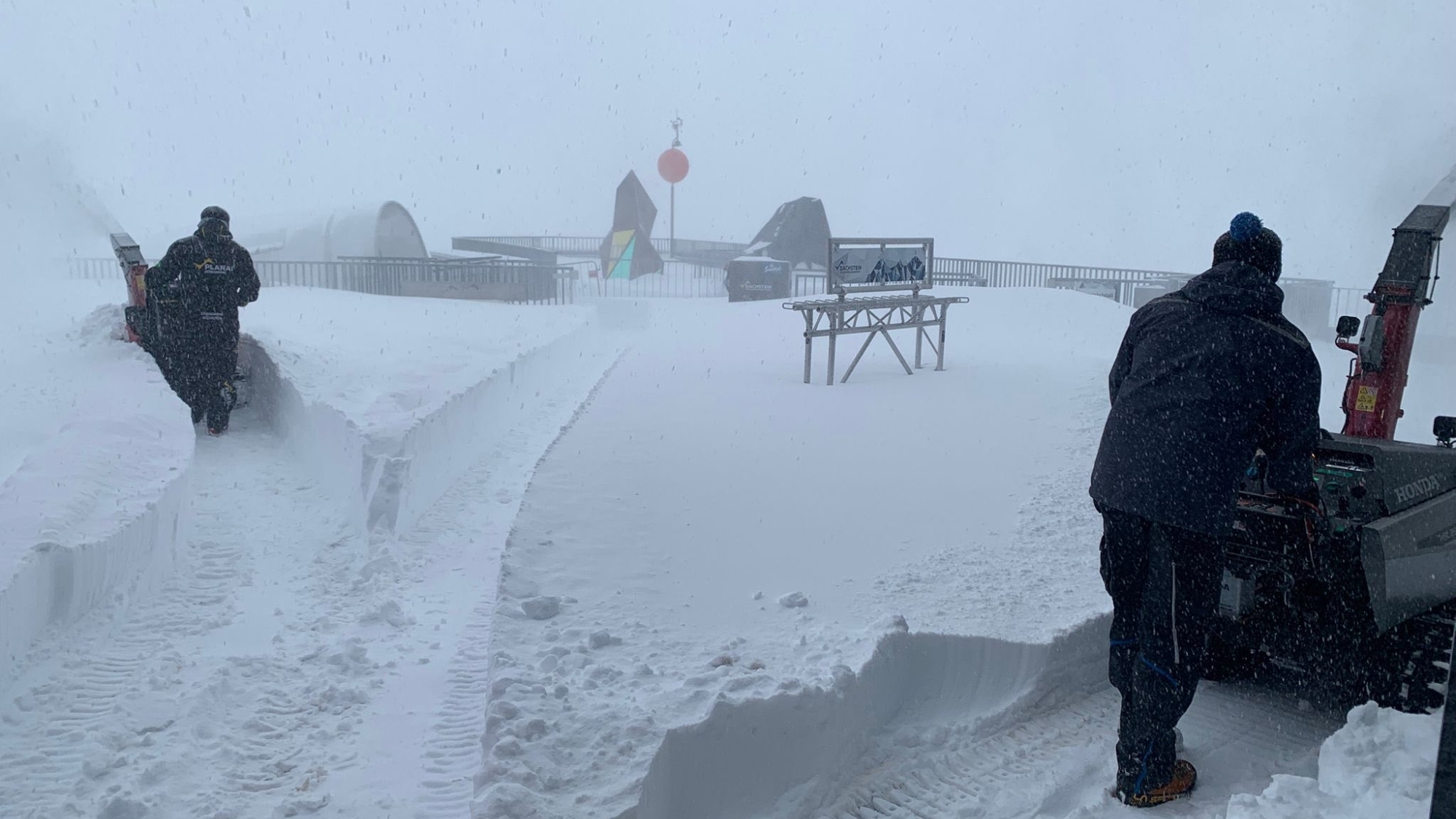 Schneeräumung am Dachstein Gletscher am Morgen des 6. Oktober 2025