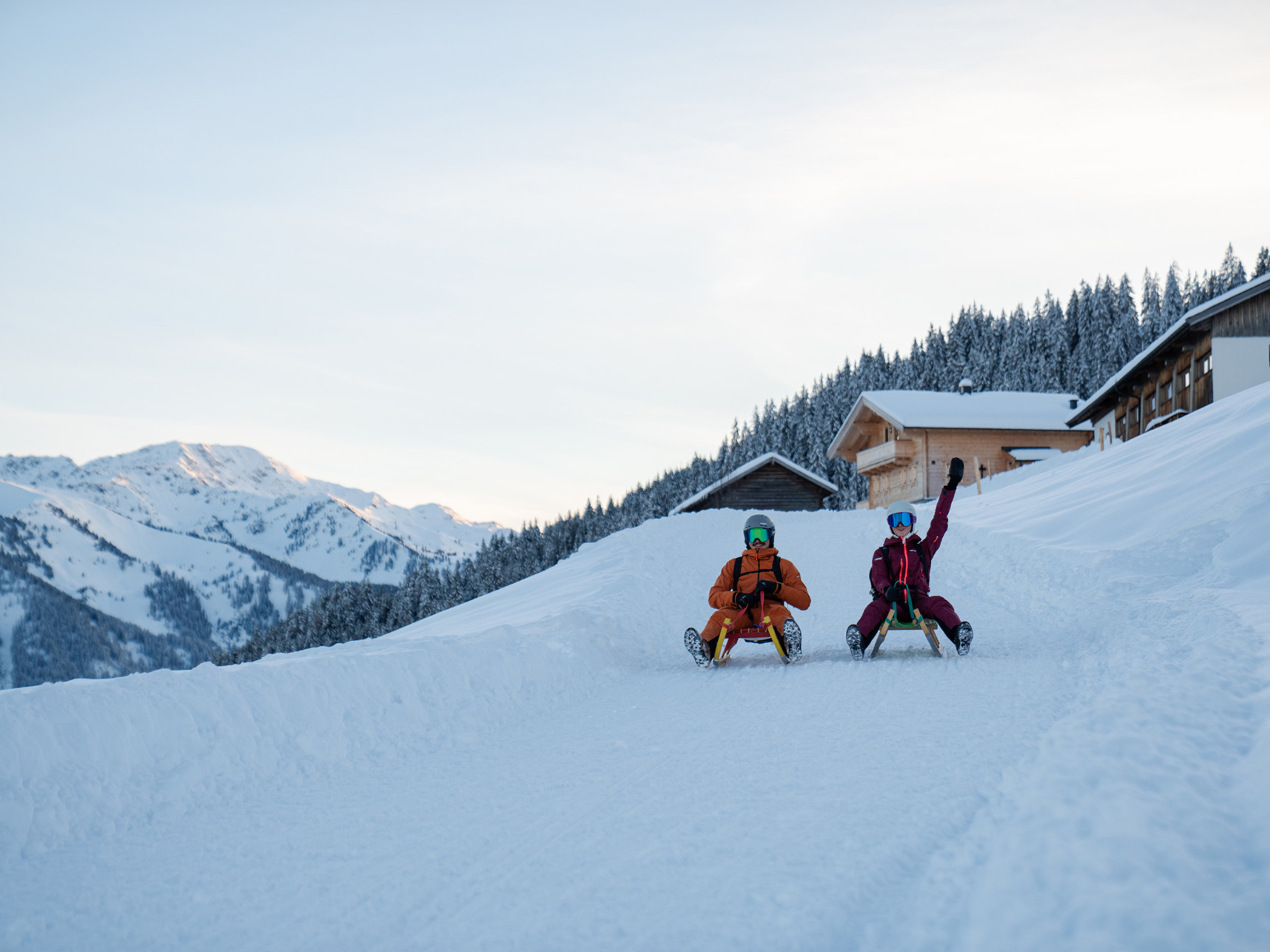 Zwei Rodler auf der Haagalm-Rodelbahn