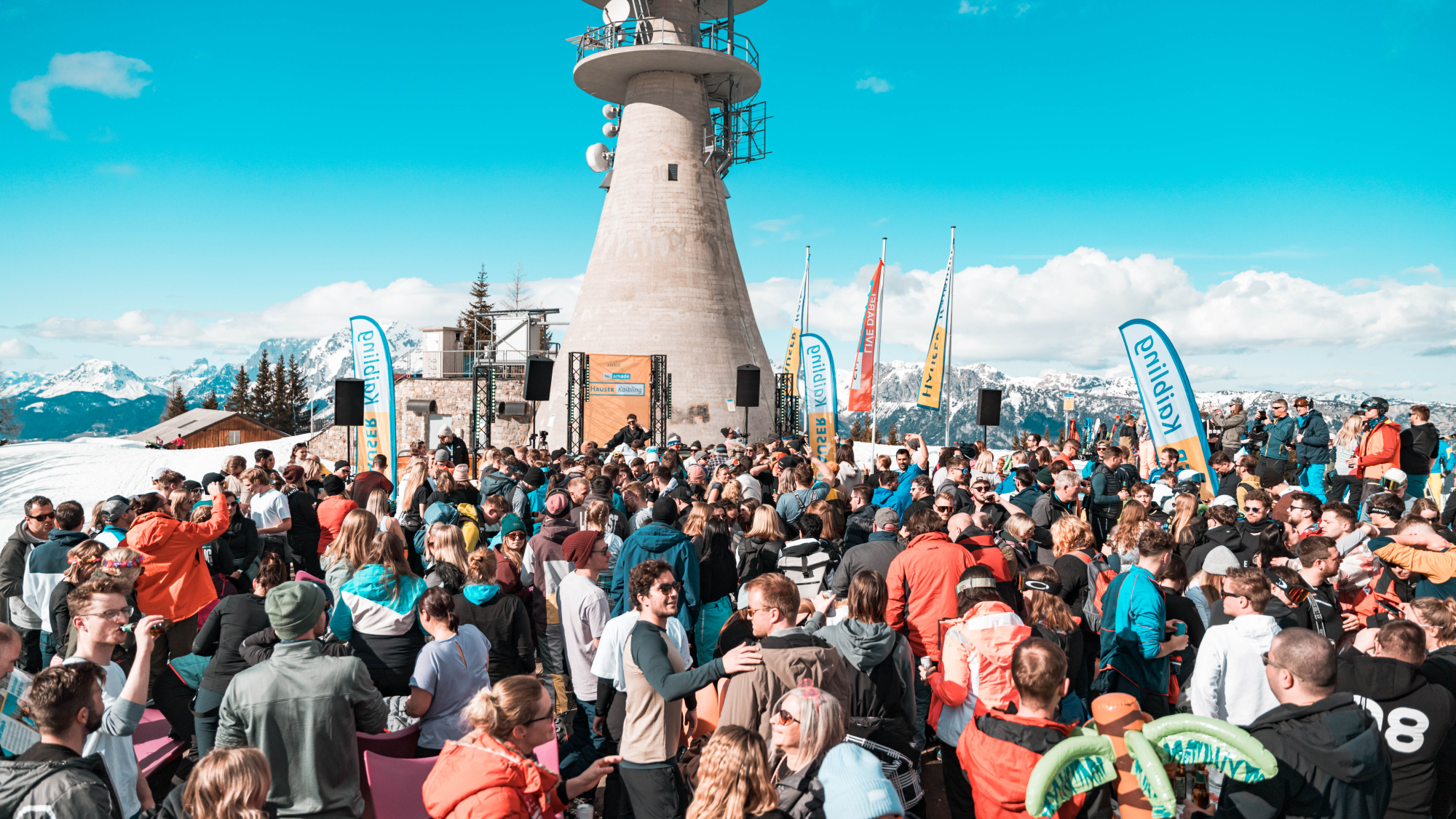 Reif für die Insel? Feiere mit uns von 6. bis 8. März 2026 auf der Genussinsel am Hauser Kaibling! Coole Beats, leckere Drinks & Sonne pur – das 3-Tage-Festival mitten im Skigebiet. Freier Eintritt & Ski, Sound & Sonne