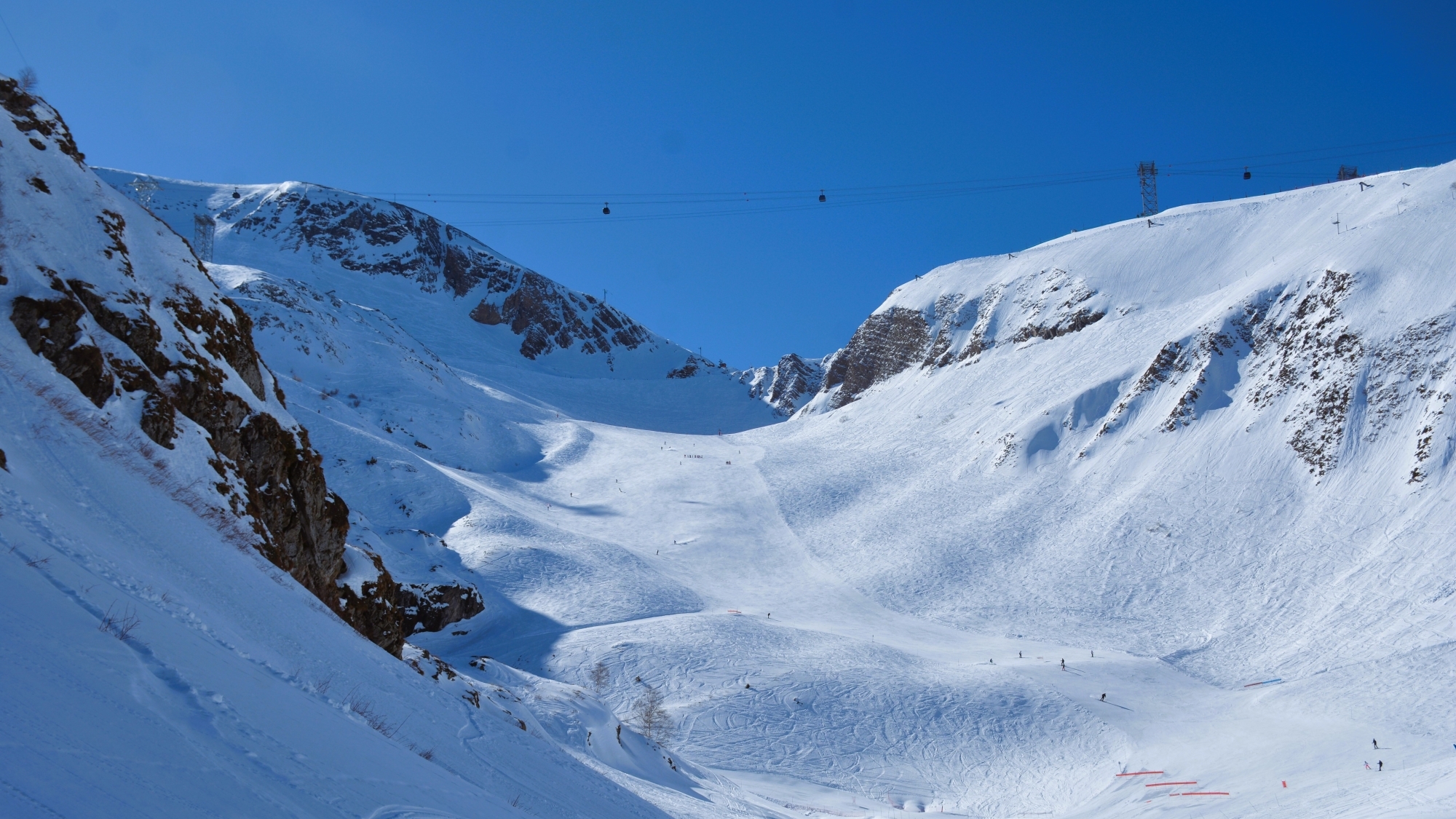 Blick vom Sessellift auf Les Crêtes (2100m) in die weiten Freeride-Hänge neben den präparierten Pisten