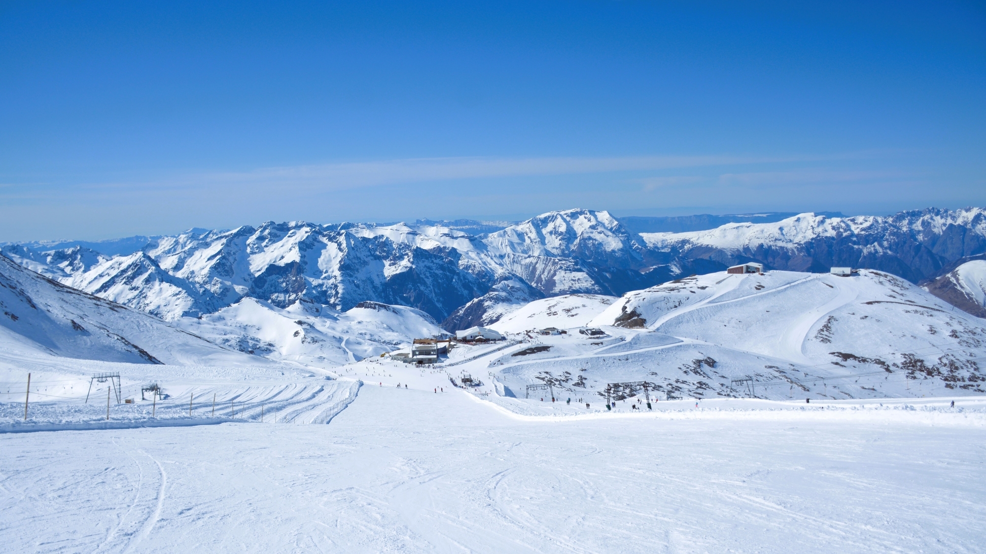 Bergstation der Jandri-Seilbahn (3200 m), rechts: Bergstation der Gondelbahn „Pierre Gross“ (3176m)