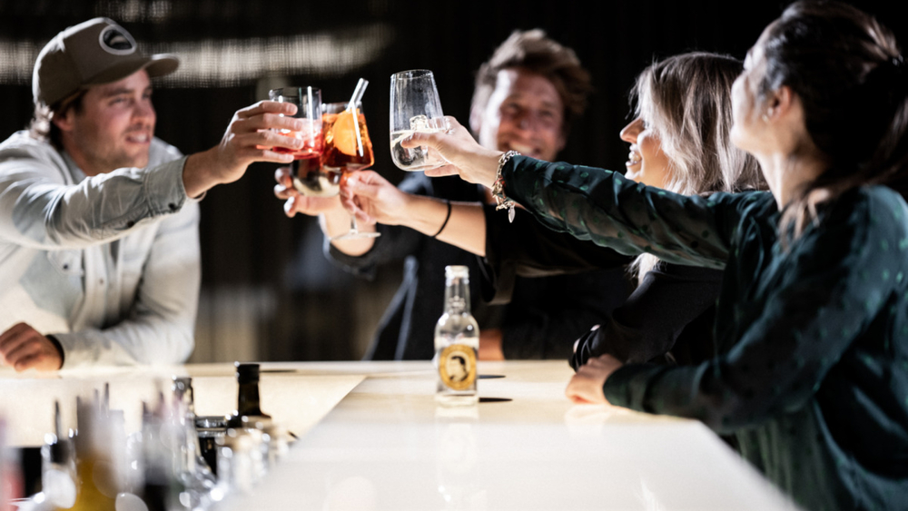  shooting hoch3, sun skiing with friends 2022, The Secret, Bar