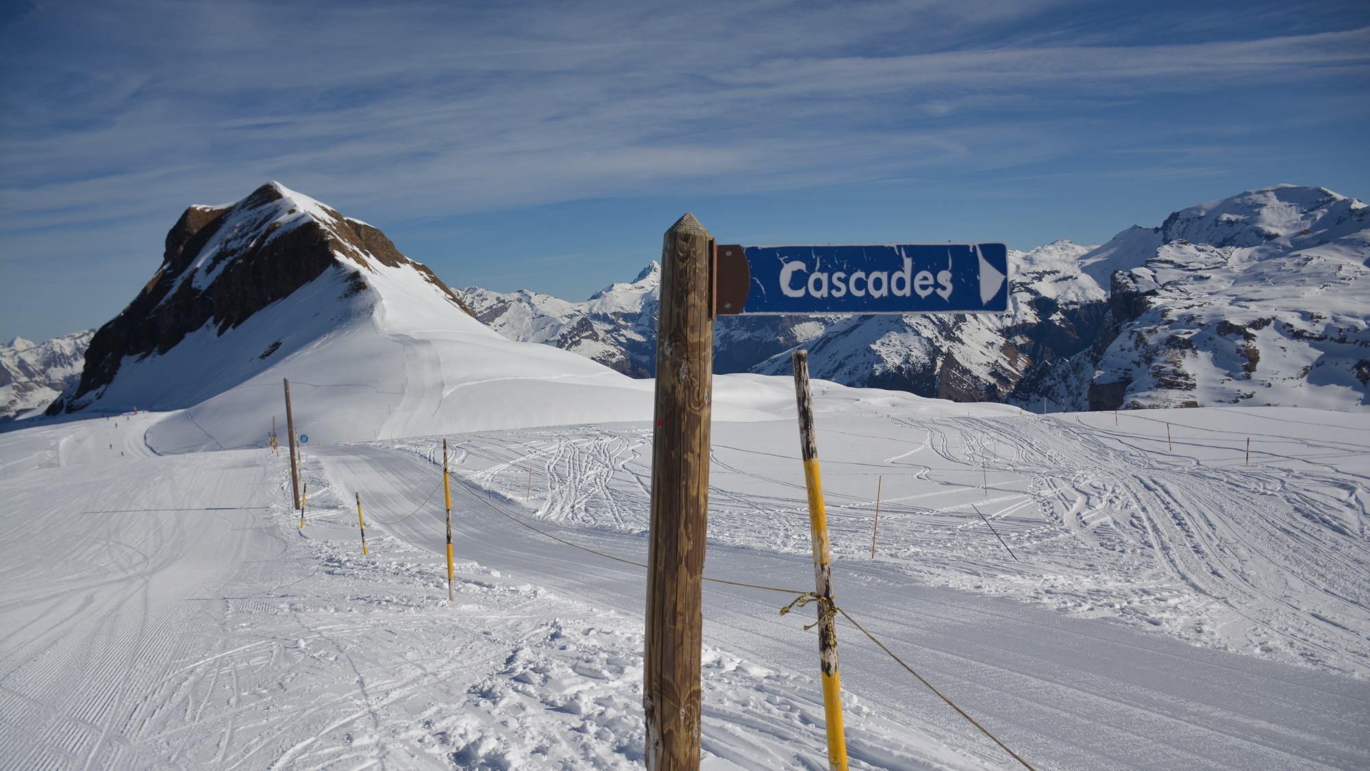 „Les Cascades“ zieht hinter den beiden braunen Bergspitzen vollkommen abgeschieden nach Sixt