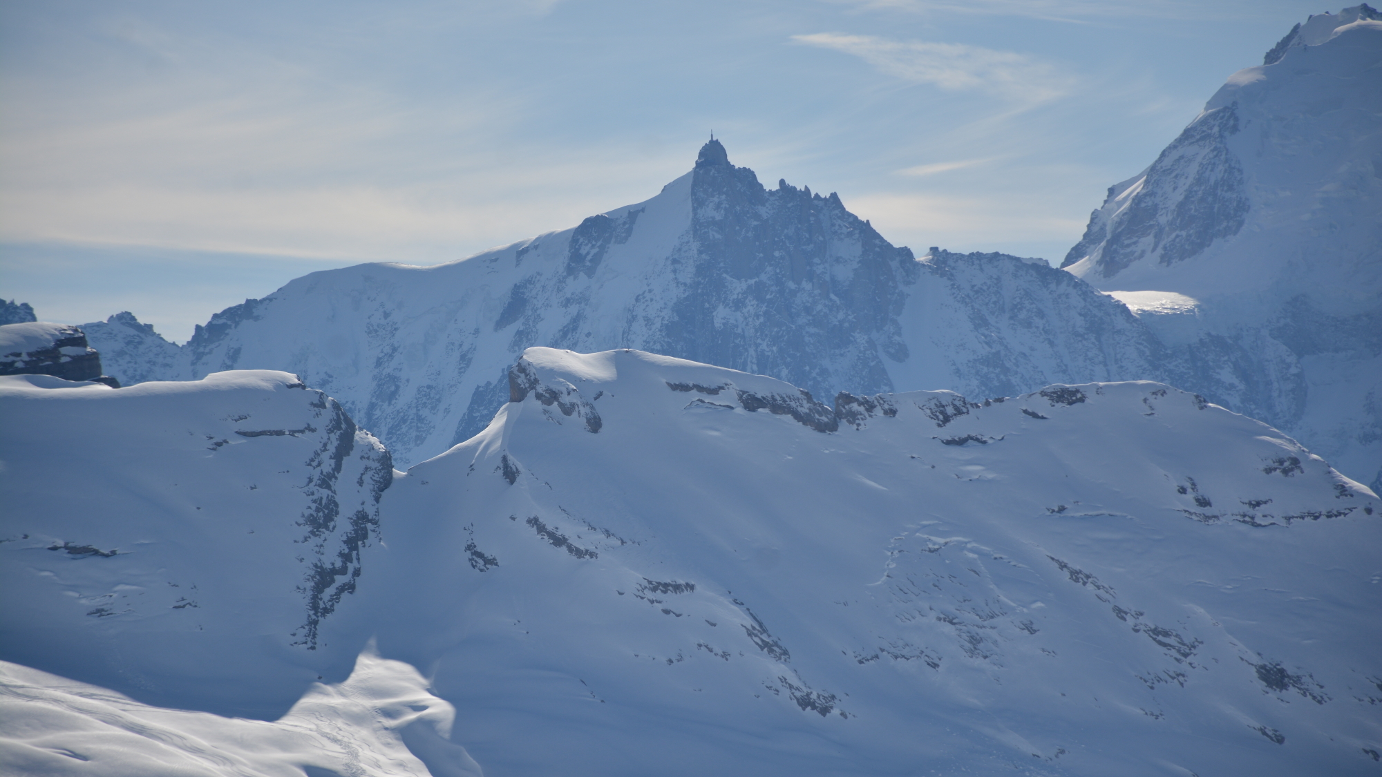 Die Felsnadel der Aiguille du Midi (3842 m) mit der Seilbahnstation