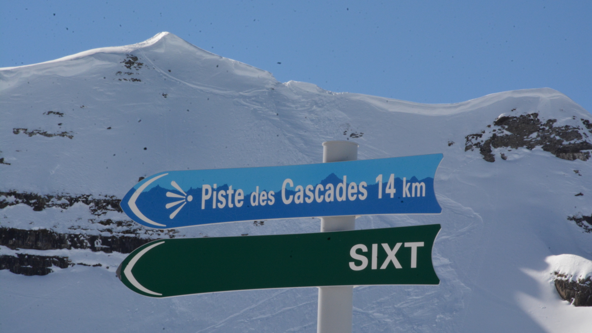 Die Piste „Les Cascades“ in Flaine im Skigebiet Grand Massif ist mit 14 km die längste blaue Skiabfahrt der Alpen