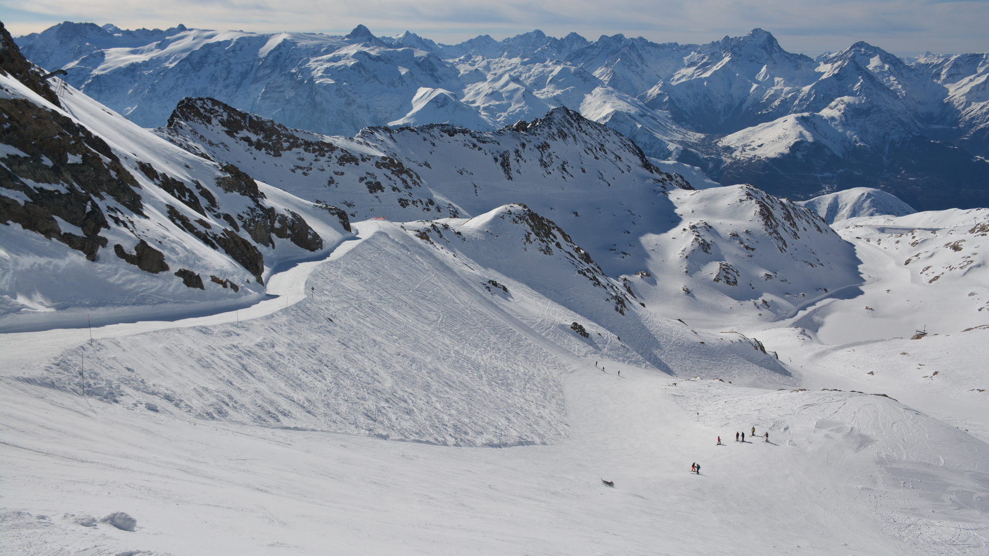 Links die Schleife über die steile Cassini beginnt auf 3160m und rechts  die Sarenne.