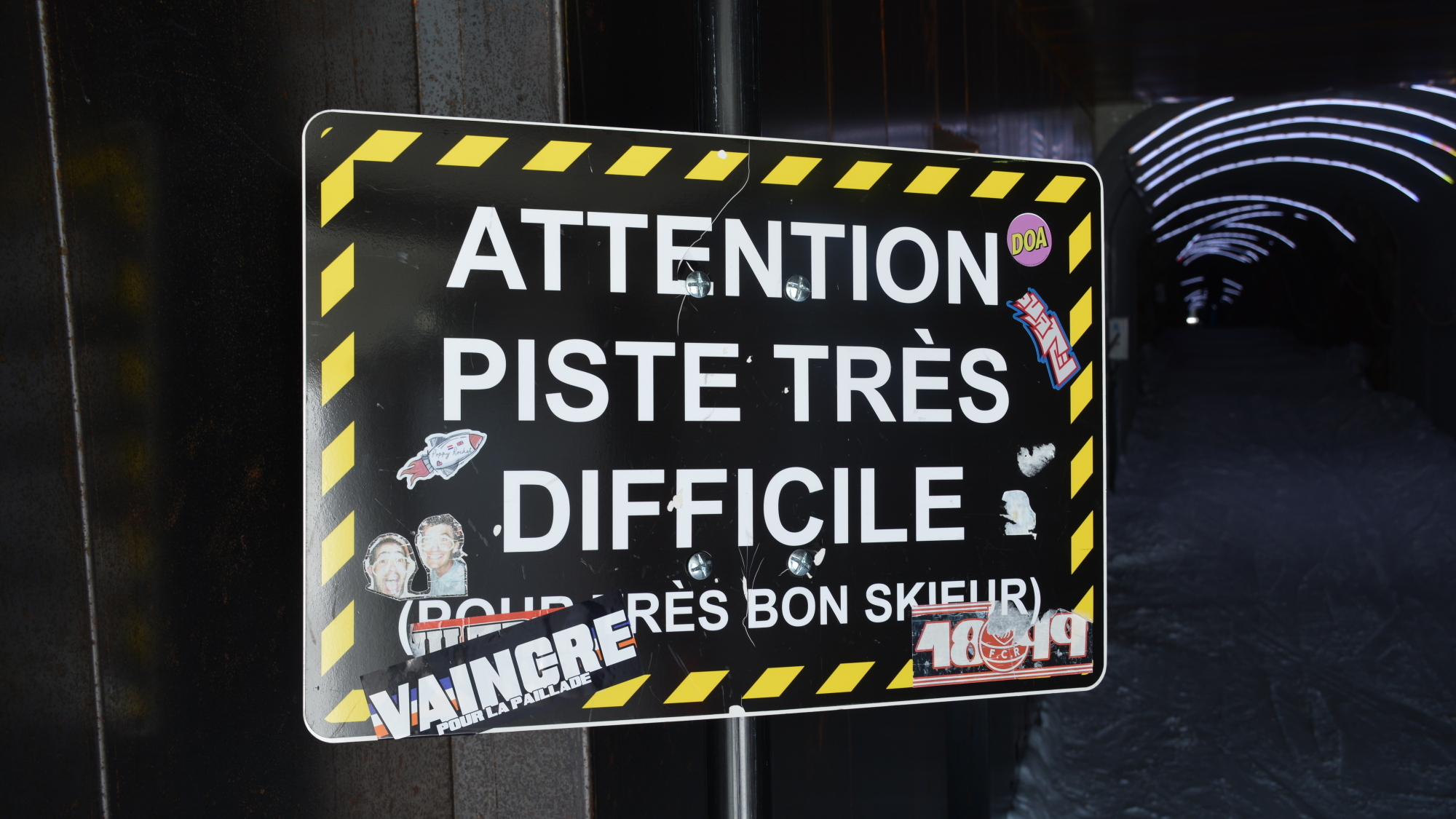 Warnhinweis am Beginn des Felstunnels, nach dem die Abfahrt Le Tunnel beginnt.JPG