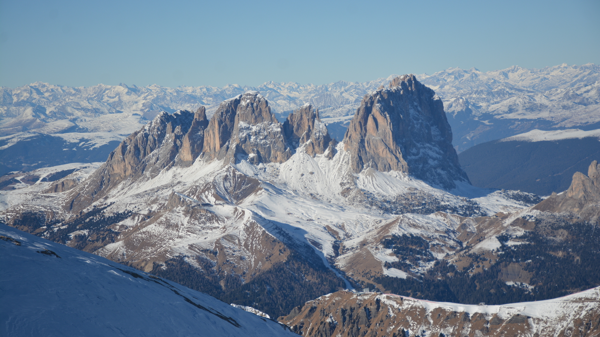 Blick von der Seilbahn-Bergstation Punta Rocca (3265 m) nach Norden zum Langkofel-Massiv (3181 m)
