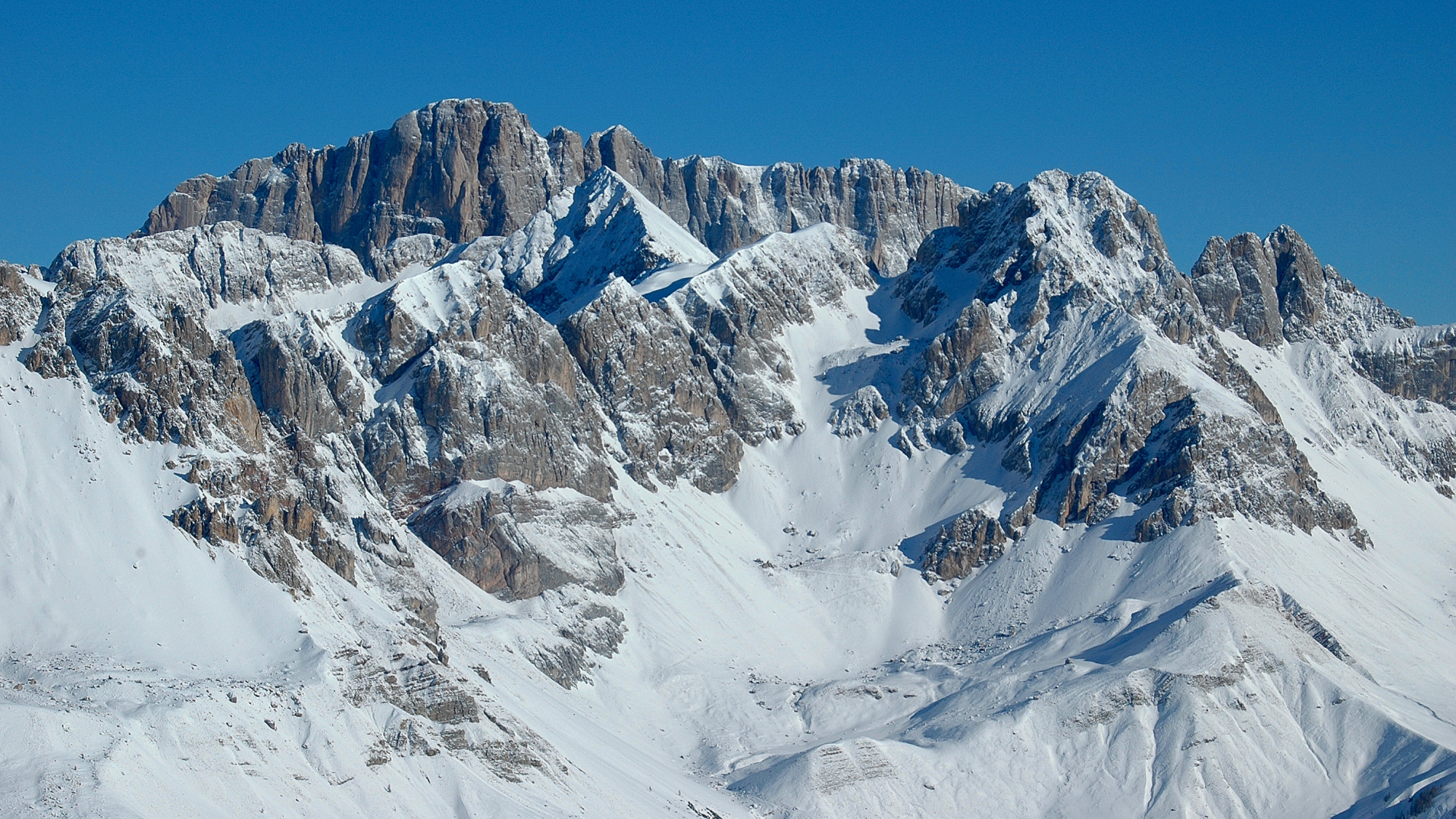 Blick vom Col Margherita über den Passo Pellegrino zur mächtigen Marmolada Südwand