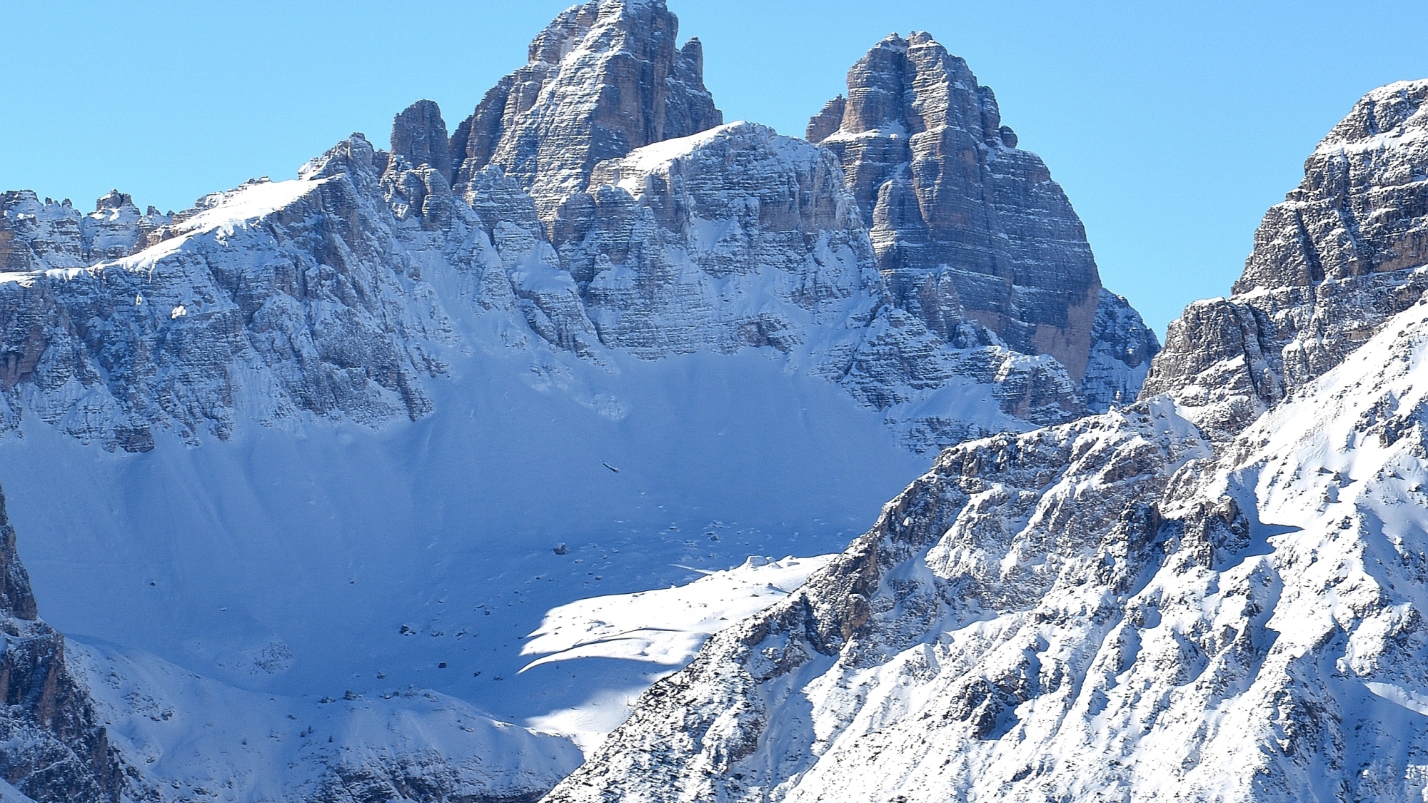 Blick von der Bergstation „Stiergarten“ (2092 m) zu den Drei Zinnen (2999 m)