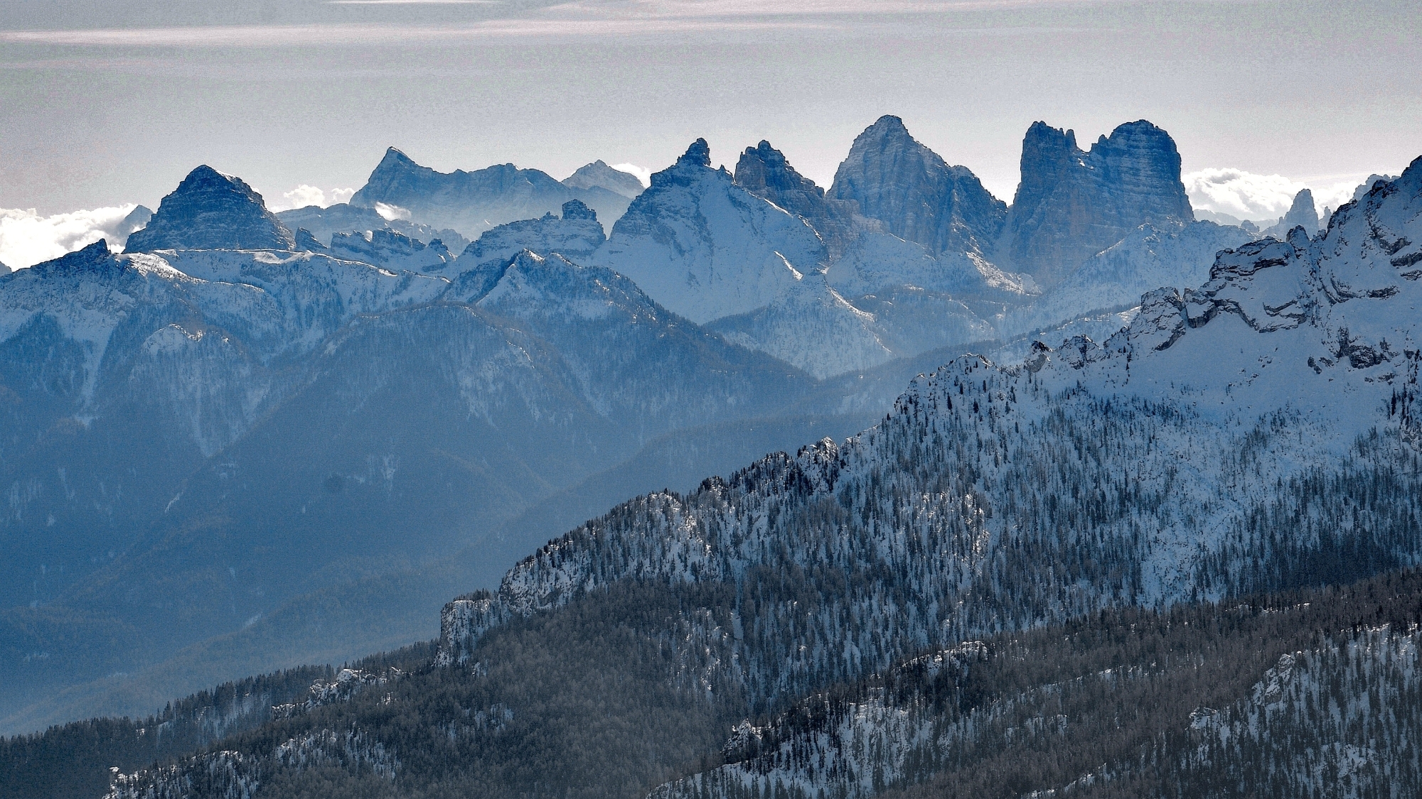 Von der Capanna Ra Valles (2470 m) reicht der Blick nach Süden bis in die wilde Bosconeroruppe, mit dem Sasso di Bosconero (2468 m) am rechten Bildrand