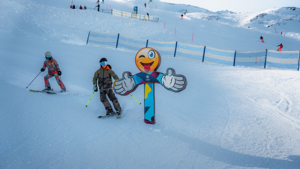 Zwei Kids fahren durch die Fun Slope in Serfaus-Fiss-Ladis
