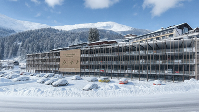 Parkaus an der Waldbahn im Winter