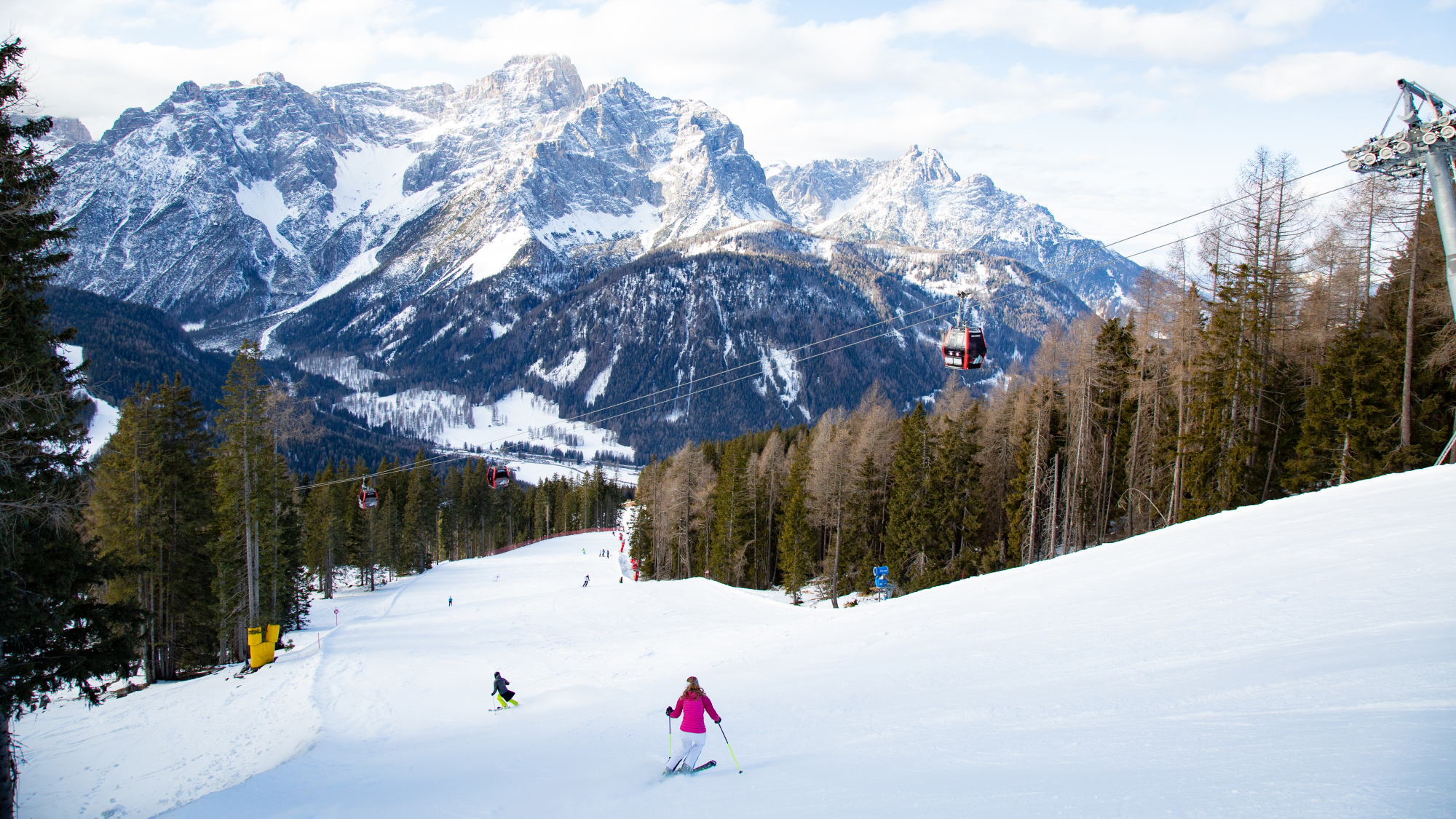 Skiabfahrt in den Dolomiten