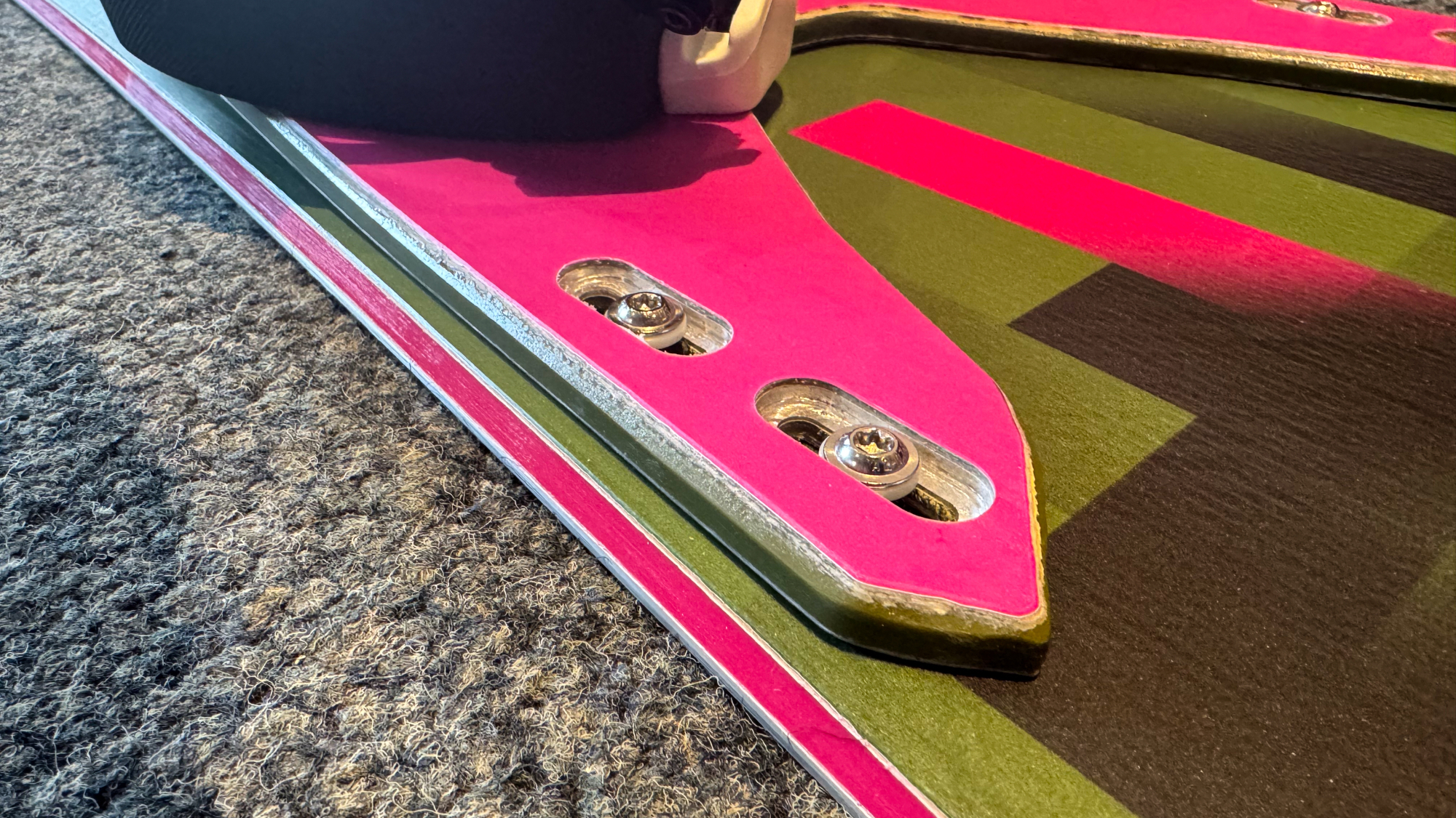 Der Bow ist hinten und vorne mit vier gleitenden Schrauben auf dem Board montiert