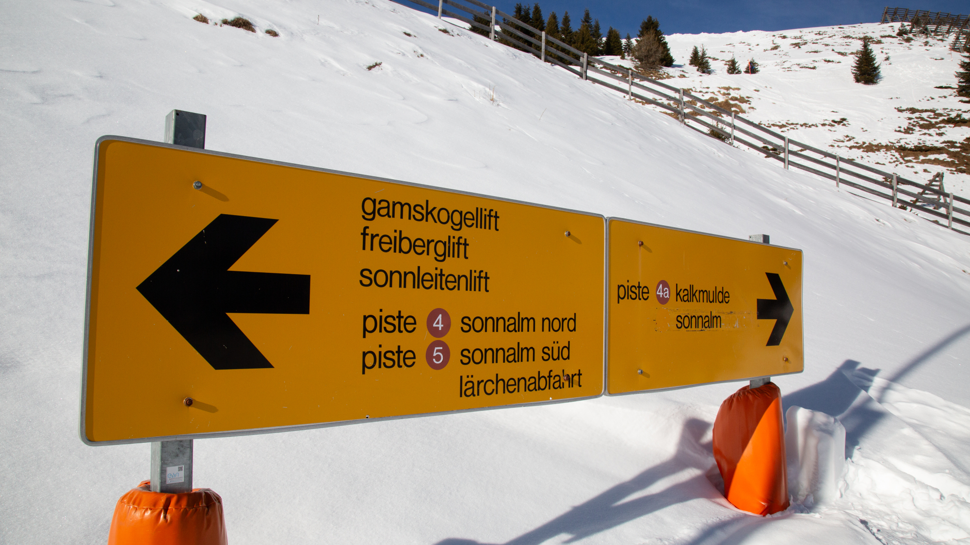 Pistenschild an der Bergstation der Sonnalmbahn
