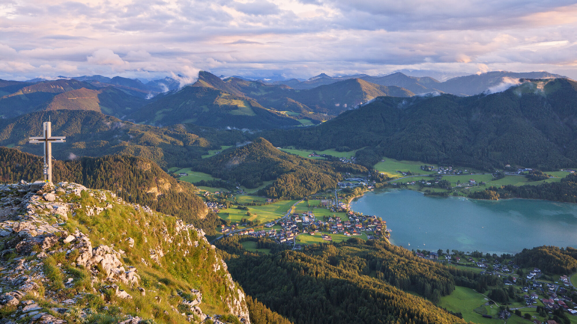 Der Gipfel des Frauenkopfs über Fuschl und dem Fuschlsee