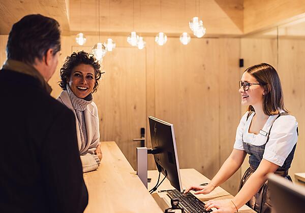 Rezeption 4*S Hotel Schöne Aussicht