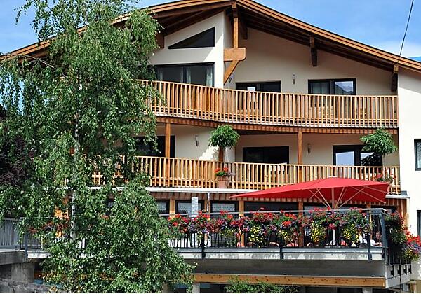 Hausansicht Adler Hotel-Pension sommer