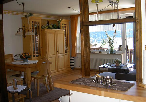 Blick v. Küche ins Wohn- und Esszimmer