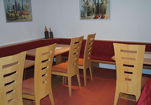 Aufenthaltsraum mit TV und Kaffeemaschine