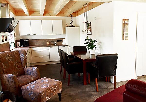 Almflair Chalet Wohnraum und Küche