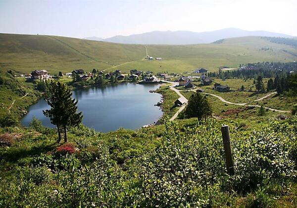 Blick auf den Falkertsee und Almhaus Weißmann
