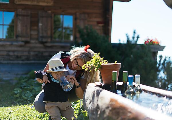 herrlich frisches Quellwasser zum Spielen und Kühl