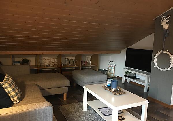 Wohnbereich mit Internetfähigem Fernseher