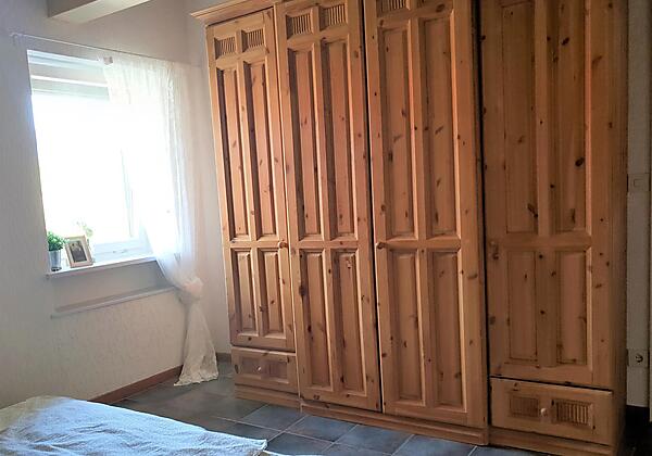 großer Kleiderschrank im Schlafzimmer