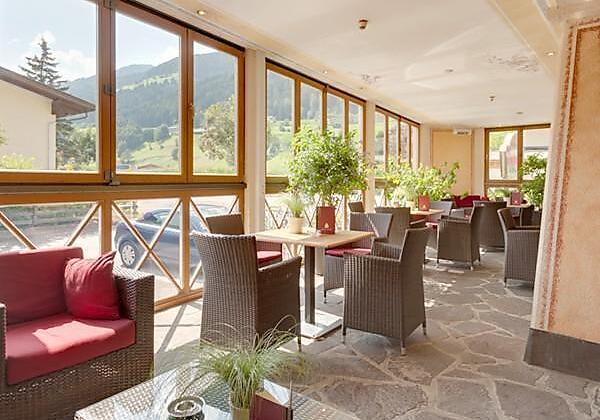 Hotel Tirolerhof Fulpmes überdachte Terrasse
