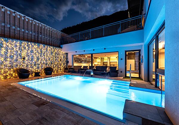 Aussen Pool Abend Beleuchtung