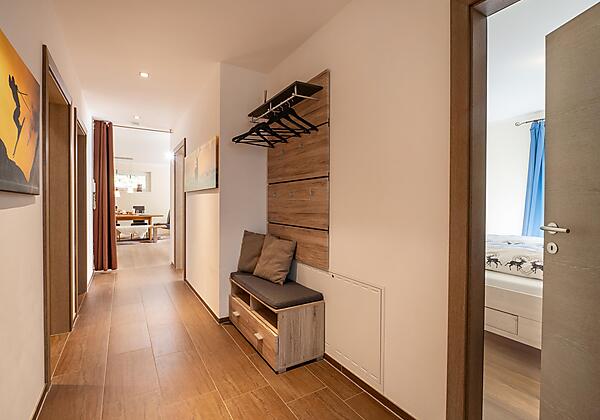 Gartensuite_Weissachgraben_1A_Ellmau_Gang_Garderob