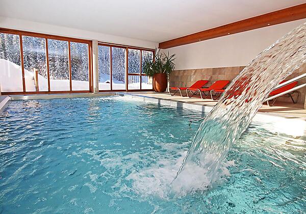 indoor Pool mit Panoramafenster